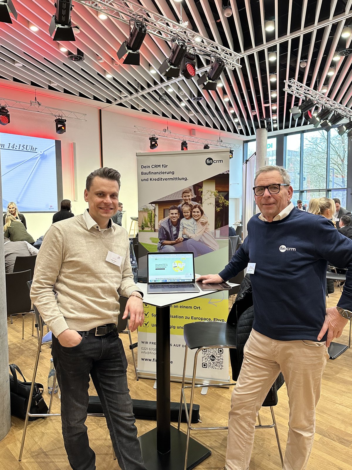 fincrm-Team am Messestand